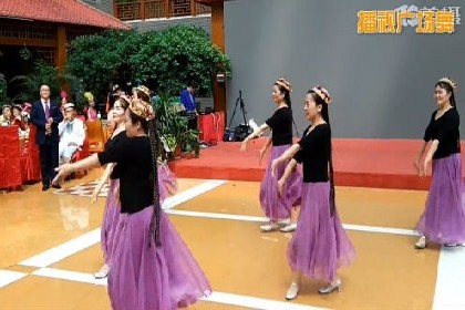 曹艳芝老师团队在百翠园表演的麦西来普集体舞