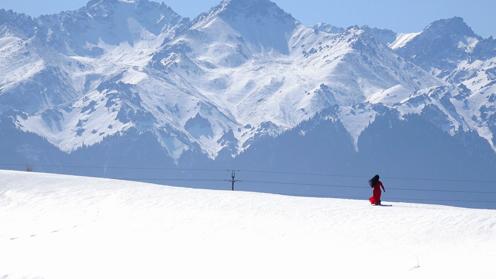 奔腾在天山雪原