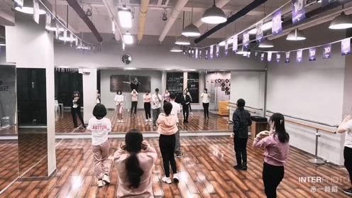 男爵老师演绎金请夏《BB》青岛帝一舞蹈