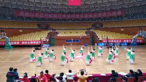 宜人悦舞健身队《我家在中国》16人队形表演