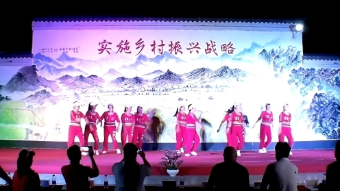 18、舞蹈《站在草原望北京》表演单位：幸福姐妹健身队