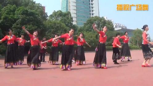 江西吉安市王小红广场舞姐妹舞蹈队《卓玛泉》编舞(午后骄阳)。