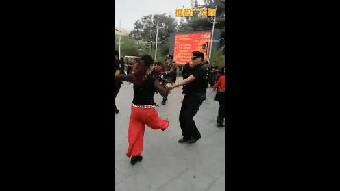 帅哥美女齐跳水兵舞第五套！戈团长君子老师！