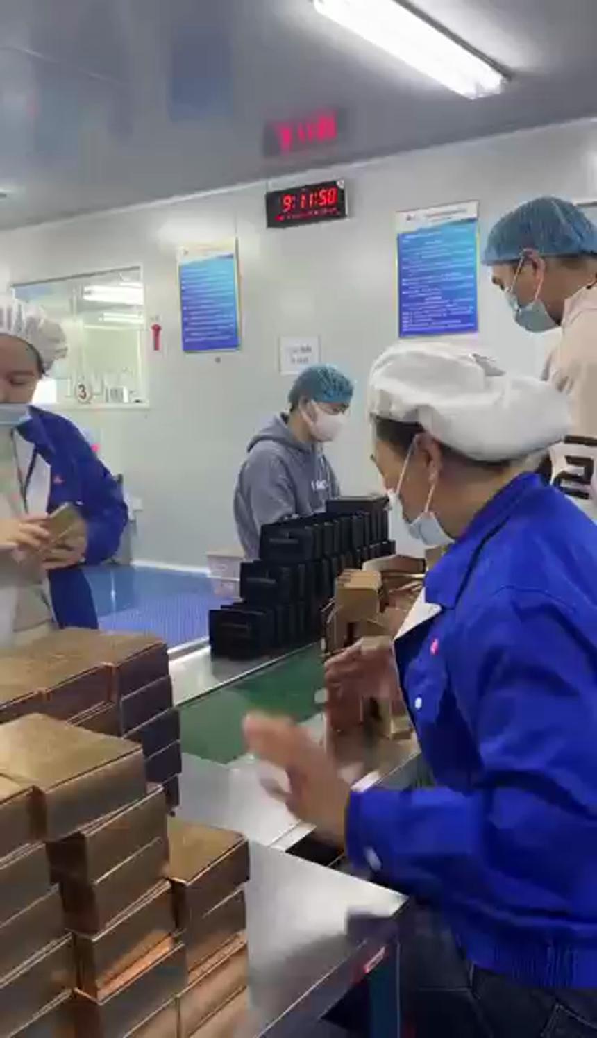 名妆化妆品工厂一天出货几十万件生产车间如此庞大