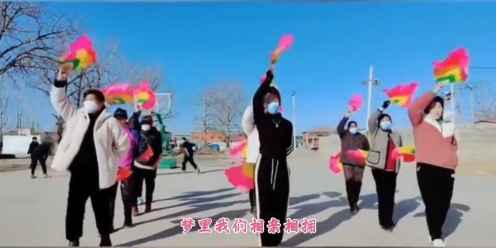 姐妹们欢快的扇子舞;中国红。