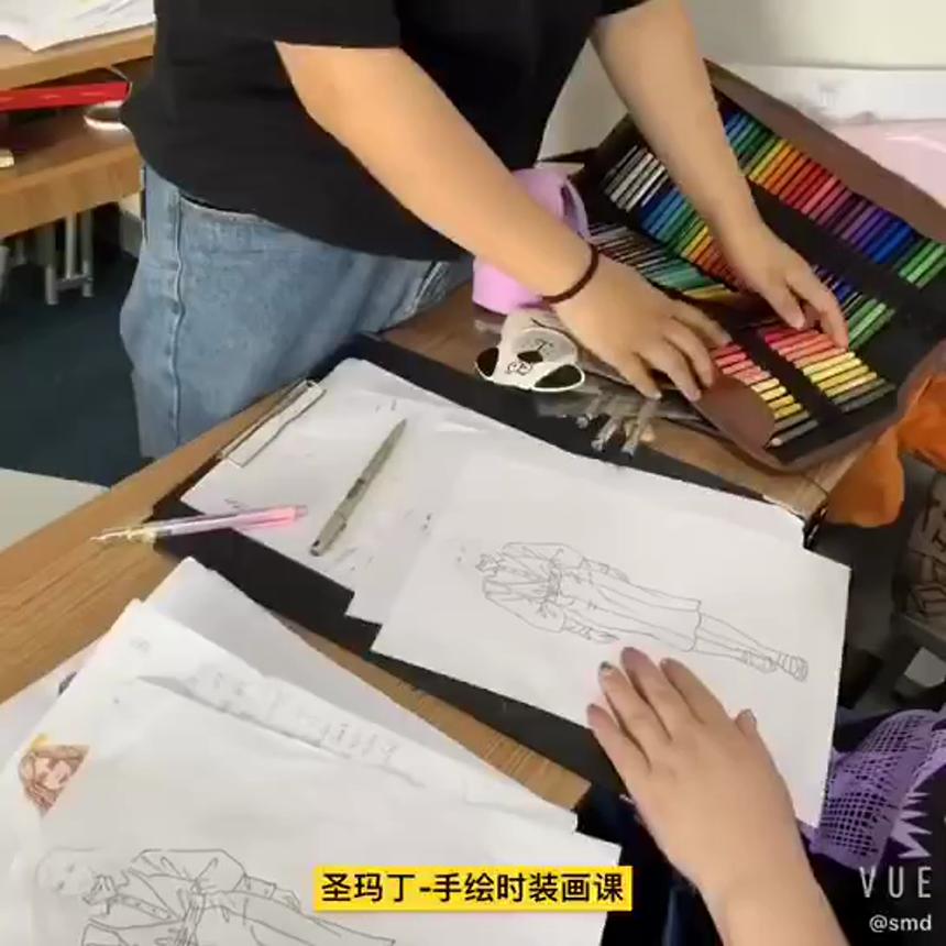 成人服装设计培训学校，看看手绘时装画怎么画的