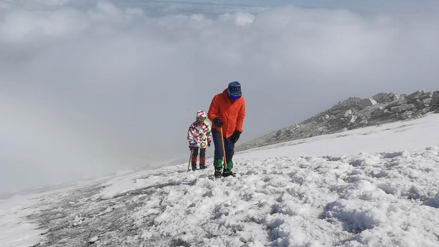 乐行中国创始人登顶哈巴雪山