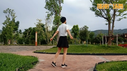 云南小溪广场舞《你是我心动的女人》背面