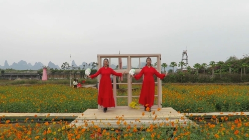 柳州彩虹姊妹花刷子摄影基地团扇走秀（我等你在美丽的松山湖）