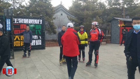 人山人海的大召寺追踪拍摄《呼和浩特轮滑队》往日时光